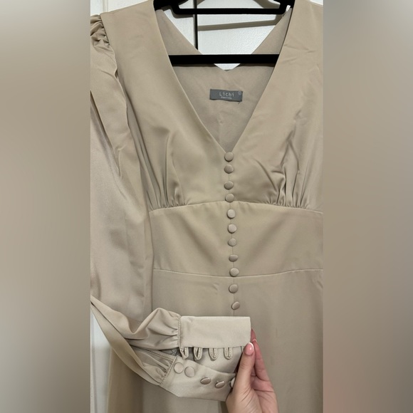 Lichi Designed in Frankfurt am Main Button-embellished midi dress - Picture 8 of 9